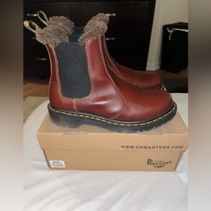 2976 Leonore Women’s Faux Fur-Lined Chelsea Boots